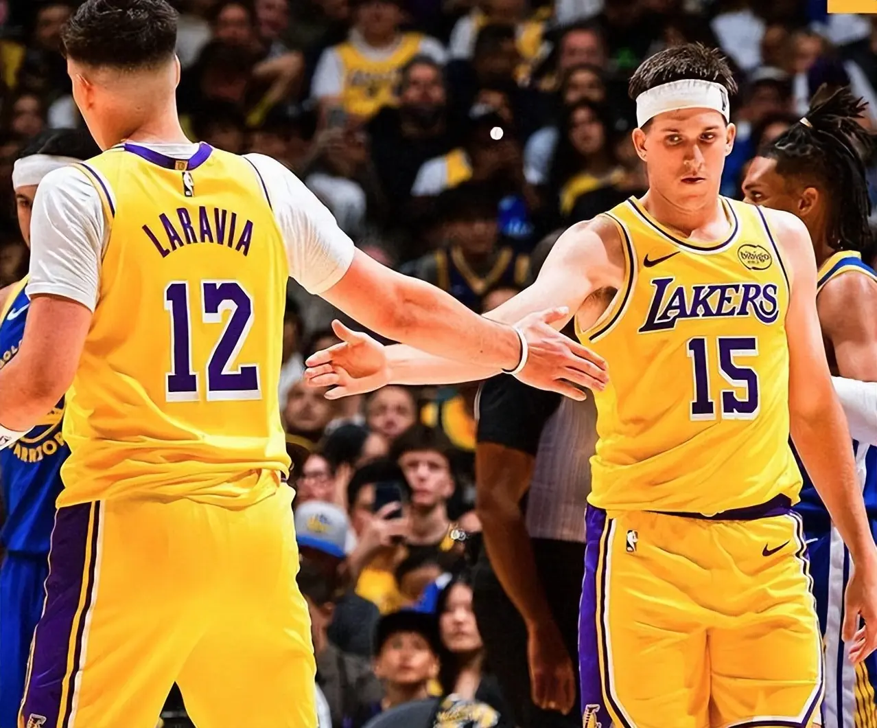 占据了球队, 阵无疑是一, 里夫斯两人 占据了球队, 阵无疑是一, 里夫斯两人